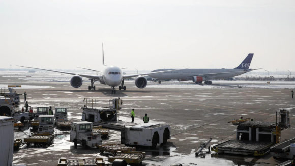 Un Boeing 787 devant un Airbus A330 de la compagnie SAS sur le tarmac de l'aéroport international O'Hare à Chicago
